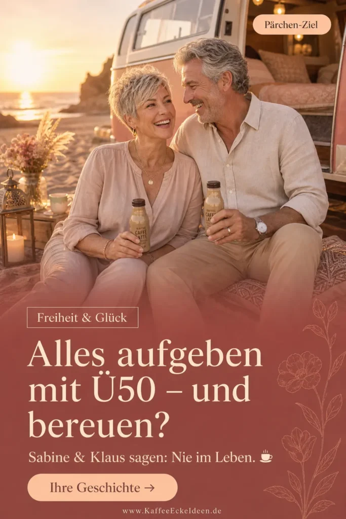 Glückliches Paar über 50 sitzt lachend vor einem Camper Van am Strand und hält kleine Kaffeegetränke in den Händen.